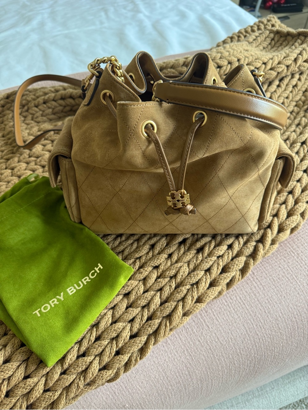 🧡🤎TORY BURCH CHARLIE QUILTED SUEDE DRAWSTRING IN TOFFEE
(Pre-treated & Perfect!) - Picture 3 of 7